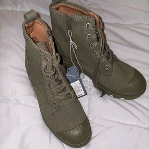 Combat boots